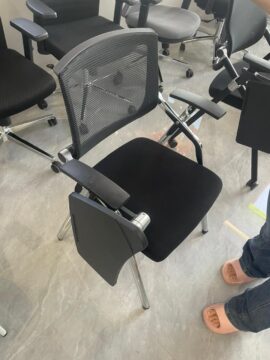 Chaise pliante de bureau avec dossier en maille – Image 3