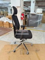 Détail du dossier en maille aérée et du soutien lombaire intégré du fauteuil de direction