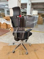 Vue de trois quarts du fauteuil de direction avec appui-tête réglable et accoudoirs ajustables
